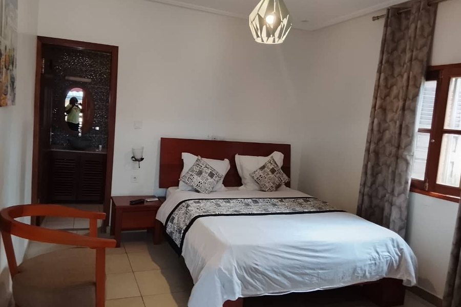 Une chambre, lit double et fauteuil