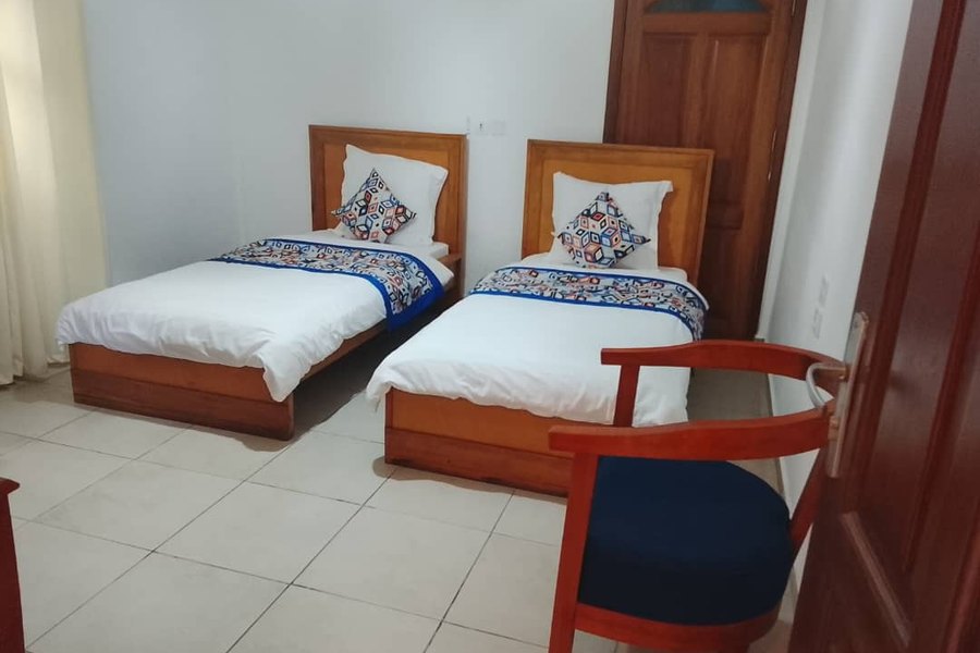 Une chambre à deux lits, côté jardin