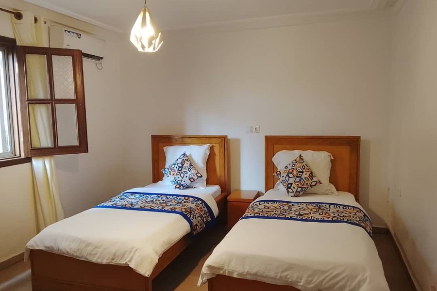 Une chambre à deux lits